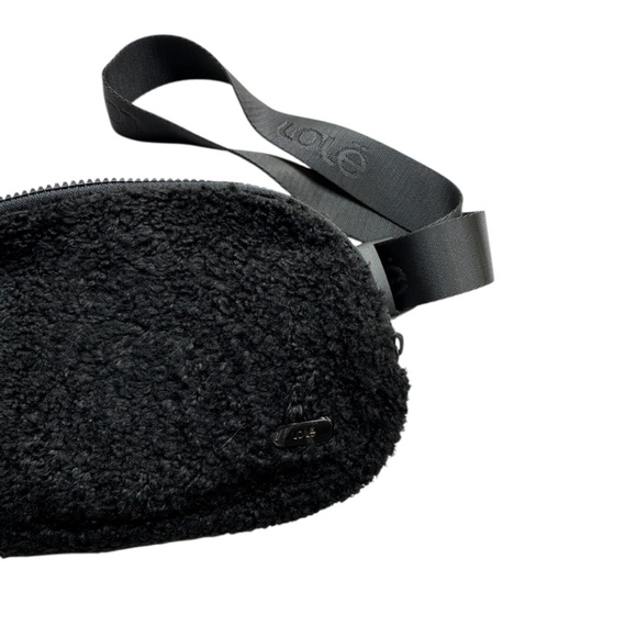 LOLE Sherpa Black Belt Bag - Picture 11 of 12